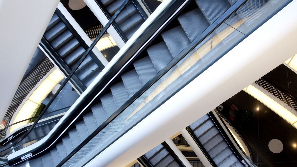 Řidička v Paraguayi si spletla pedály. Auto skončilo na eskalátoru v obchodním centru